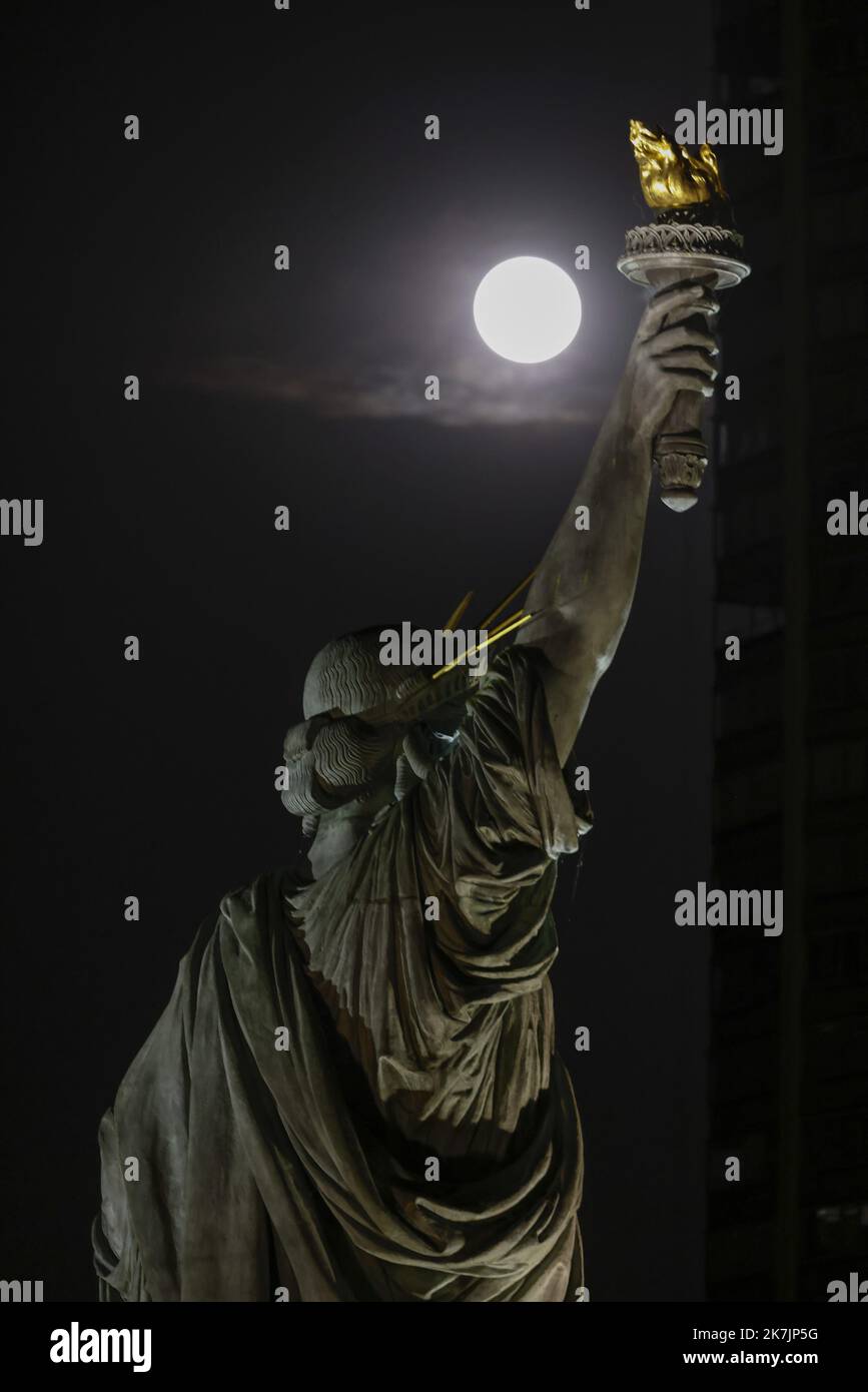 ©PHOTOPQR/LE PARISIEN/olivier corsan ; Paris ; 13/07/2022 ; Paris, Frankreich, le 13 Juillet 2022. Super lune sur Paris : c’est une pleine lune un peu particulière, plus grosse et plus brillante que d’ordinaire. Car le Satellite se trouvera à son périgée, c’est-à-dire au plus proche de la Terre : il sera à 357 264 km de notre planète, ici dans l'ax de la Statue de la Liberté parisienne. Foto : LP / Olivier Corsan Super Moon in Paris Stockfoto