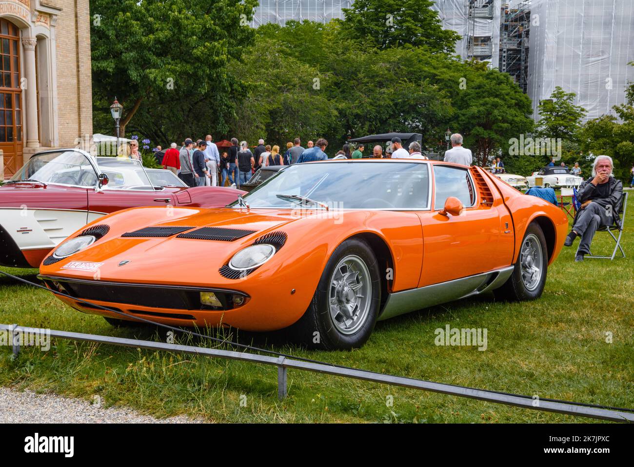 BADEN BADEN, DEUTSCHLAND - JULI 2019: Orange LAMBORGHINI MIURA P400 Sportwagen Coupé 1966 1973, Oldtimer-Treffen im Kurpark. Stockfoto