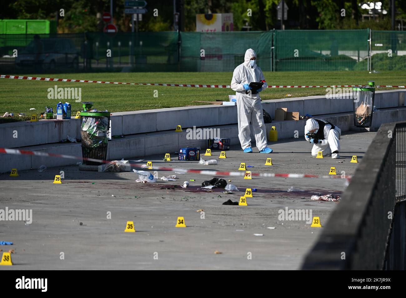 Â©PHOTOPQR/LE COURRIER DE L'OUEST/JOSSELIN CLAIR ; ; 16/07/2022 ; ANGERS, 16/07/2022, Trois hommes tues a l'arme blanche sur l'Esplanade coeur de maine a Angers. trois personnes, dont un mineur, ont ete tuees par arme blanche en plein Centre d'angers, dans le maine-et-loire, dans la nuit de vendredi a samedi, autour de trois heures du matin. le parquet ein präziser qu'un suspekt avait ete interpelle. Selon ses premieren Deklarationen, il aurait ete importune par la musique qu'ecoutait le Petit groupe de jeunes, reuni sur l'Esplanade CÅ“ur de maine. Apres avoir fait remarquer au groupe les nuisanc Stockfoto