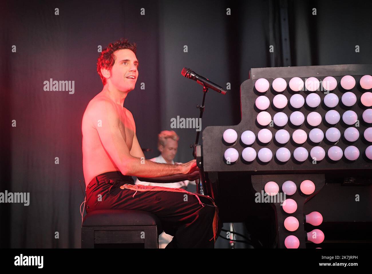 ©PHOTOPQR/VOIX DU NORD/PIERRE ROUANET ; 14/07/2022 ; VALENCIENNES, LE 14/07/2022. Concert gratuit de Mika sur le parking Lacuzon de Valenciennes, dans le cadre de la fete nationale du 14 juillet. FOTO PIERRE ROUANET LA VOIX DU NORD Stockfoto