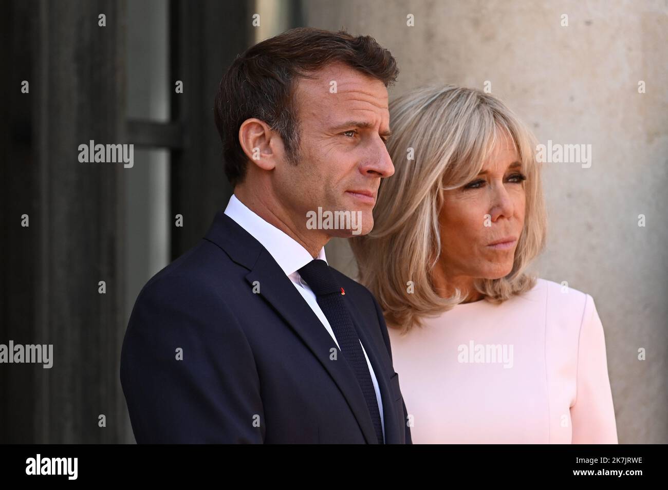 ©Julien Mattia / Le Pictorium/MAXPPP - Paris 18/07/2022 Julien Mattia / Le Pictorium - 18/7/2022 - Frankreich / Ile-de-France / Paris - Le President de la Republique, Emmanuel Macron et sa femme Brigitte Macron recivaient le President des Emirats arabes unis, Cheikh Mohammed bin Zayed Al Nahyan en Visite d'Etat au palais de l'Elysee, le 18 Juillet 2022. / 18/7/2022 - Frankreich / Ile-de-France (Region) / Paris - der Präsident der Republik, Emmanuel Macron, und seine Frau Brigitte Macron haben den Präsidenten der Vereinigten Arabischen Emirate, Scheich Mohammed bin Zayed Al Nahyan, zu einem Staatsbesuch in den Elys empfangen Stockfoto