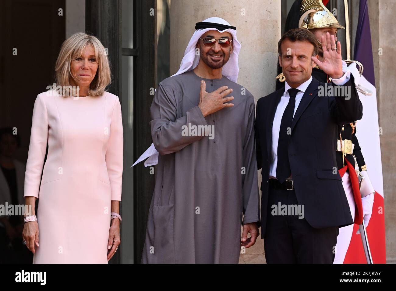 ©Julien Mattia / Le Pictorium/MAXPPP - Paris 18/07/2022 Julien Mattia / Le Pictorium - 18/7/2022 - Frankreich / Ile-de-France / Paris - Le President de la Republique, Emmanuel Macron et sa femme Brigitte Macron recivaient le President des Emirats arabes unis, Cheikh Mohammed bin Zayed Al Nahyan en Visite d'Etat au palais de l'Elysee, le 18 Juillet 2022. / 18/7/2022 - Frankreich / Ile-de-France (Region) / Paris - der Präsident der Republik, Emmanuel Macron, und seine Frau Brigitte Macron haben den Präsidenten der Vereinigten Arabischen Emirate, Scheich Mohammed bin Zayed Al Nahyan, zu einem Staatsbesuch in den Elys empfangen Stockfoto