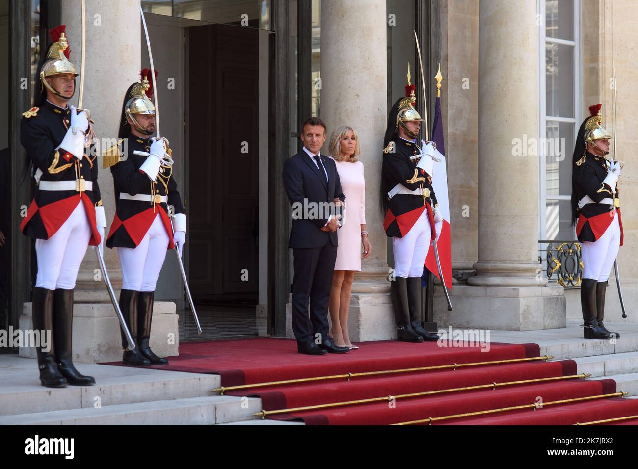 ©Julien Mattia / Le Pictorium/MAXPPP - Paris 18/07/2022 Julien Mattia / Le Pictorium - 18/7/2022 - Frankreich / Ile-de-France / Paris - Le President de la Republique, Emmanuel Macron et sa femme Brigitte Macron recivaient le President des Emirats arabes unis, Cheikh Mohammed bin Zayed Al Nahyan en Visite d'Etat au palais de l'Elysee, le 18 Juillet 2022. / 18/7/2022 - Frankreich / Ile-de-France (Region) / Paris - der Präsident der Republik, Emmanuel Macron, und seine Frau Brigitte Macron haben den Präsidenten der Vereinigten Arabischen Emirate, Scheich Mohammed bin Zayed Al Nahyan, zu einem Staatsbesuch in den Elys empfangen Stockfoto