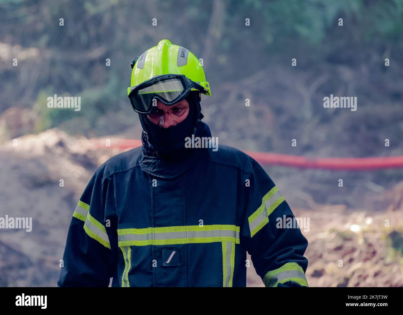 Â©PHOTOPQR/SUD OUEST/GUILLAUME BONNAUD ; BORDEAUX ; 18/07/2022 ; LE 18 JUILLET 2022 / A LA TESTE / INCENDIE DE GIRONDE / PH GUILLAUME BONNAUD / AUTOUR DE LA ROUTE 214 LES POMPIERS AGRANDISSENT LA ROUTE EN FAISANT TOMBER DES ARBRES AFIN DE CREER DES PARE-FEUX - GIRONDE FIRE / 16.000 MENSCHEN AM MONTAG EVAKUIERT, â € œa sehr kompliziert situationâ € RUND UM ROUTE 214 FEUERWEHRLEUTE ERWEITERN STRASSE DURCH FALLENLASSEN VON BÄUMEN ZU FIREWALLS ERSTELLEN Stockfoto