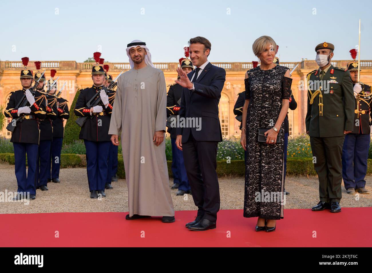 ©Julien Mattia / Le Pictorium/MAXPPP - Versailles 19/07/2022 Julien Mattia / Le Pictorium - 19/07/2022 - Frankreich / Yvelines / Versailles - Le President de la Republique, Emmanuel Macron et sa femme Brigitte Macron recivaient le President des Emirats arabes unis, Cheikh Mohammed bin Zayed Al Nahyan pour un Diner d'Etat au Trianon du Chateau de Versaille, le 18 Juillet 2022. / 19/07/2022 - Frankreich / Yvelines (französisches Departement) / Versailles - der Präsident der Republik, Emmanuel Macron, und seine Frau Brigitte Macron, empfingen den Präsidenten der Vereinigten Arabischen Emirate, Scheich Mohammed bin Zayed Al Stockfoto