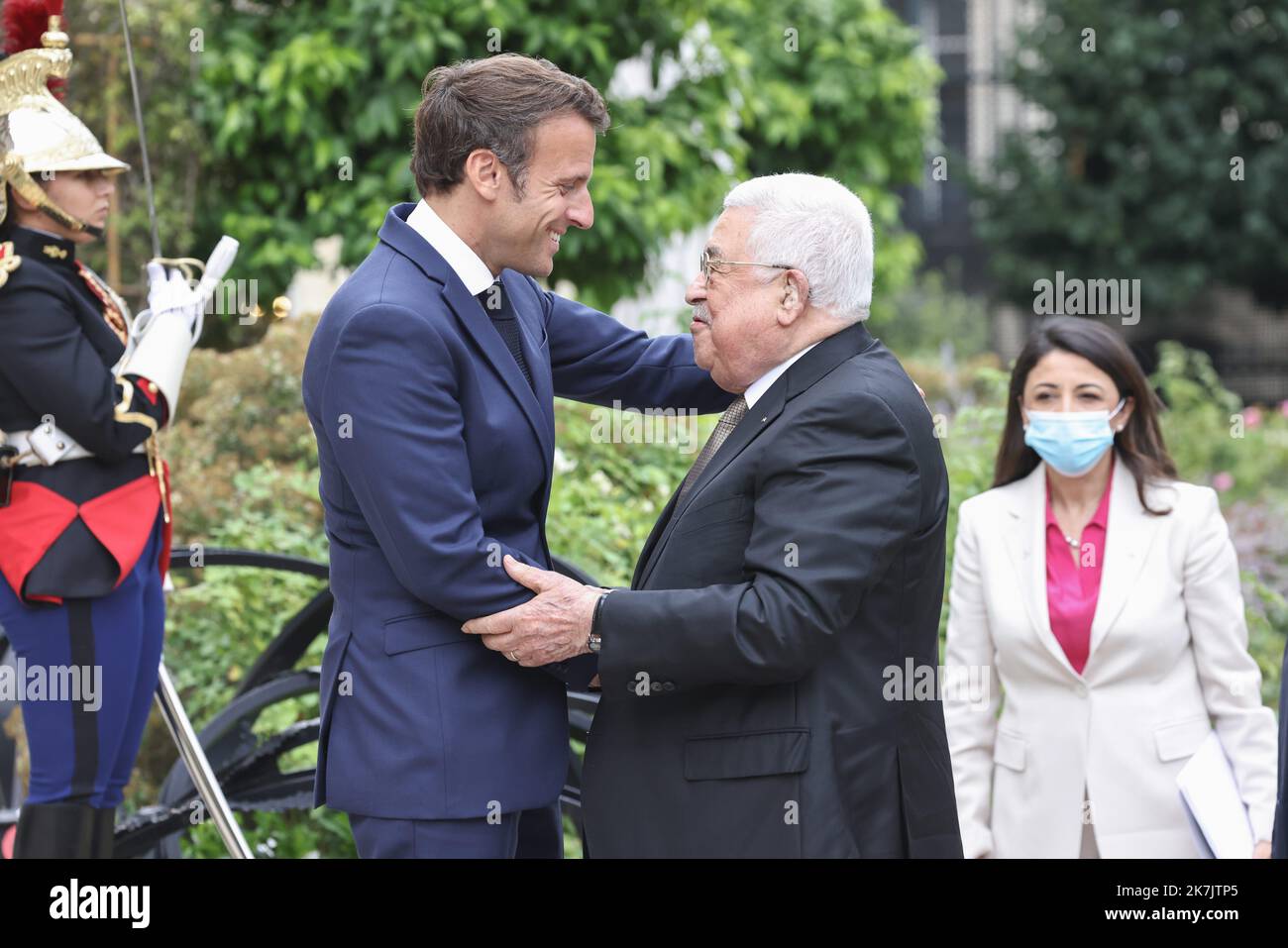 ©PHOTOPQR/LE PARISIEN/Fred Dugit ; Paris ; 20/07/2022 ; Poltique Paris (VIIIE), le 20 juillet 2022 Emmanuel Macron recoit ce mercredi à l'Élysée le président palestinien Mahmoud Abbas pour discuter du processus de paix israélo-palestinien . Photo LP / Fred Dugit - - Emmanuel Macron hat am Mittwoch den palästinensischen Präsidenten Mahmoud Abbas empfangen, um über den israelisch-palästinensischen Friedensprozess zu sprechen. Stockfoto