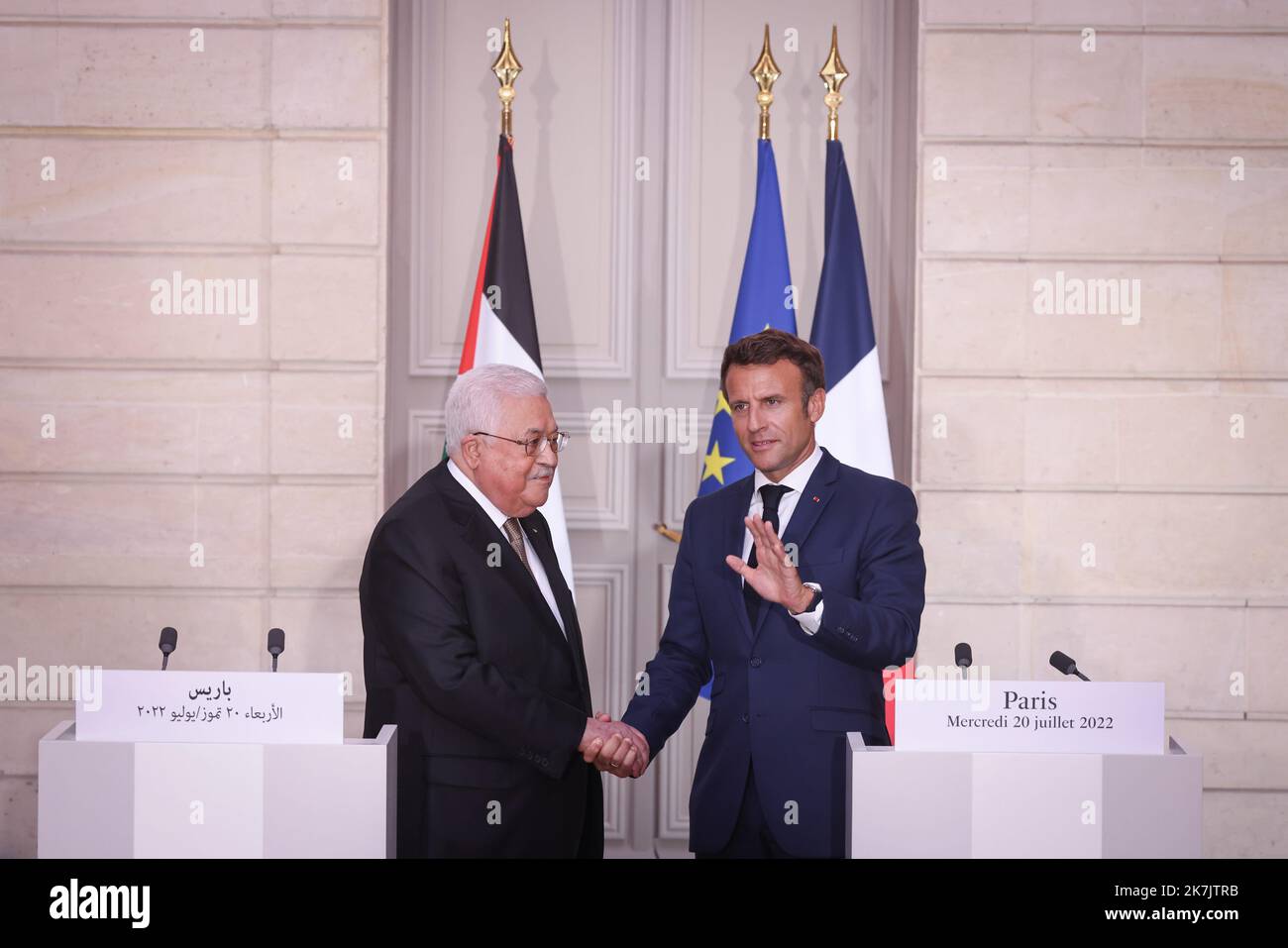 ©PHOTOPQR/LE PARISIEN/Fred Dugit ; Paris ; 20/07/2022 ; Poltique Paris (VIIIE), le 20 juillet 2022 Emmanuel Macron recoit ce mercredi à l'Élysée le président palestinien Mahmoud Abbas pour discuter du processus de paix israélo-palestinien . Photo LP / Fred Dugit - - Emmanuel Macron hat am Mittwoch den palästinensischen Präsidenten Mahmoud Abbas empfangen, um über den israelisch-palästinensischen Friedensprozess zu sprechen. Stockfoto