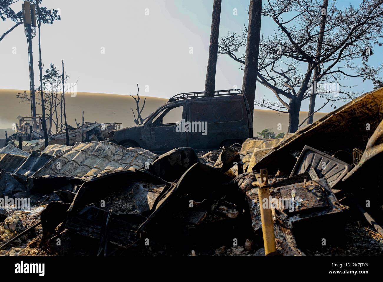 ©PHOTOPQR/CHARENTE LIBRE/Julie Desbois ; AngoulÃªme ; 19/07/2022 ; 220719-10-371 - Incentidie en gironde, mardi 19 juillet 2022, spectacle de desolation dans les campings de la dune du pilat, les cinq campings de la dune du pilat ont brulÃ© Ã 90%, degats, canicule, dereglement climatique, dune du pilat - Foto : Julie Desbois - Feuer in Gironde Frankreich 20. Juli 2022 Stockfoto