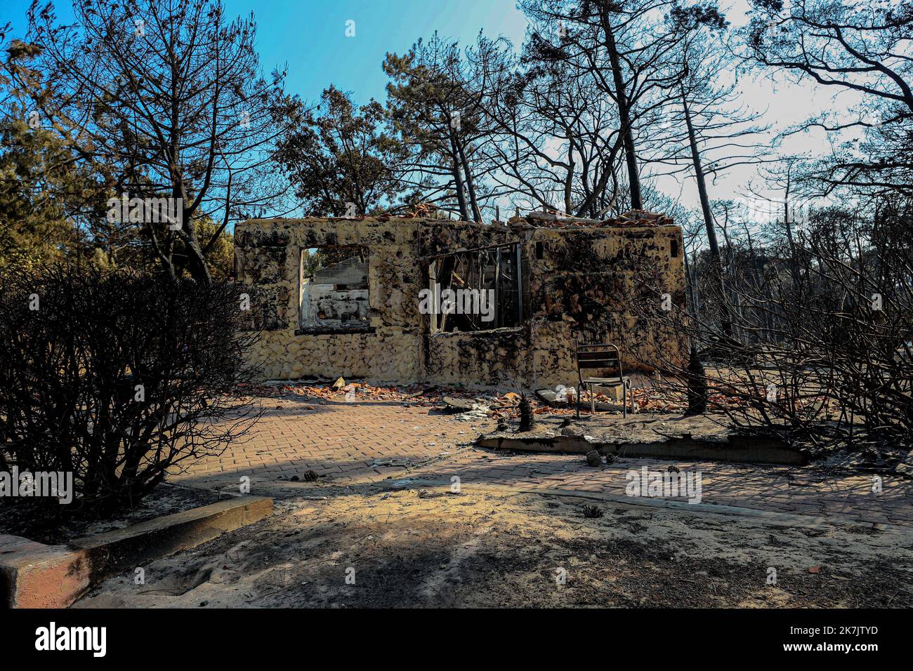 ©PHOTOPQR/CHARENTE LIBRE/Julie Desbois ; AngoulÃªme ; 19/07/2022 ; 220719-10-371 - Incentidie en gironde, mardi 19 juillet 2022, spectacle de desolation dans les campings de la dune du pilat, les cinq campings de la dune du pilat ont brulÃ© Ã 90%, degats, canicule, dereglement climatique, dune du pilat - Foto : Julie Desbois - Feuer in Gironde Frankreich 20. Juli 2022 Stockfoto