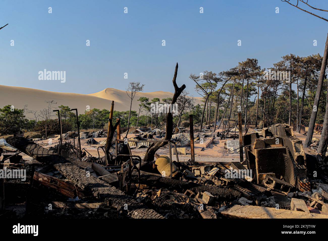 ©PHOTOPQR/CHARENTE LIBRE/Julie Desbois ; AngoulÃªme ; 19/07/2022 ; 220719-10-371 - Incentidie en gironde, mardi 19 juillet 2022, spectacle de desolation dans les campings de la dune du pilat, les cinq campings de la dune du pilat ont brulÃ© Ã 90%, degats, canicule, dereglement climatique, dune du pilat - Foto : Julie Desbois - Feuer in Gironde Frankreich 20. Juli 2022 Stockfoto