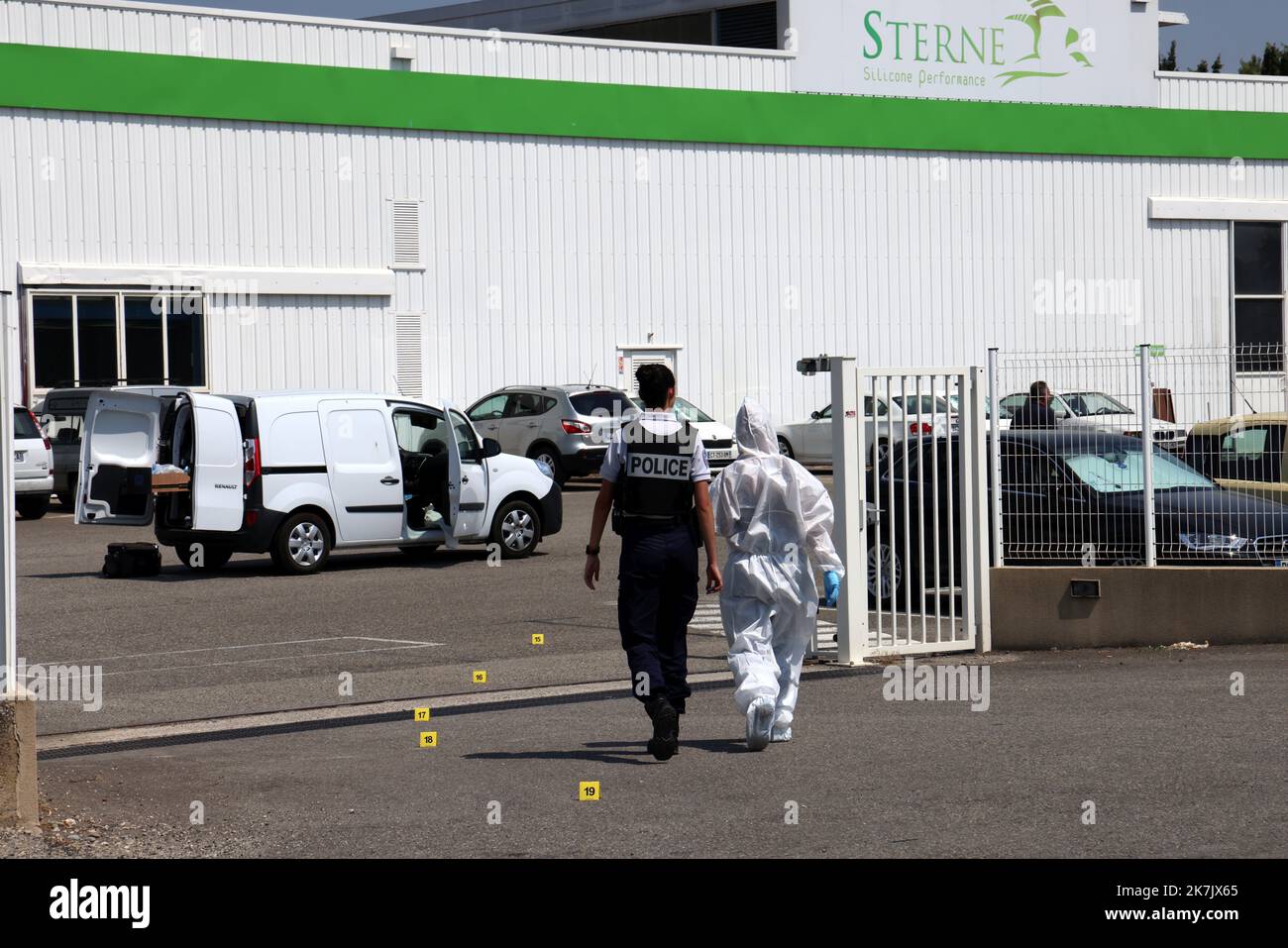 ©PHOTOPQR/LA PROVENCE/REY Jérôme ; Avignon ; 25/07/2022 ; Cavaillon Faits divers Entreprise Sterne Feminicide Une salariée tuée par arme blanche sur le parking par son conjoint avec qui elle etait en train de divorcer Cavaillon , Frankreich , juli 25. 2022 . Eine Frau, die von ihrem Gefährten getötet wurde. 60. Mord durch einen Gefährten oder Ex in Frankreich, seit januar 1. 2022 Stockfoto