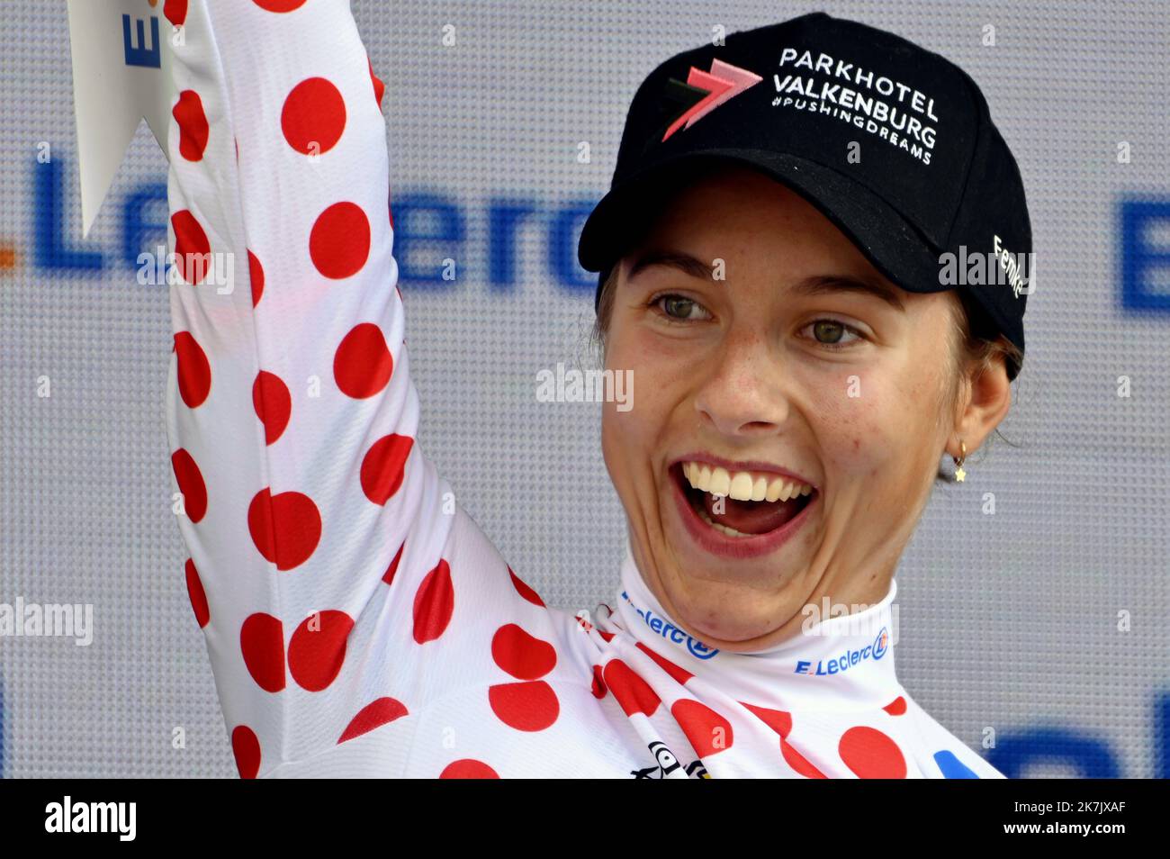 ©PHOTOPQR/L'EST REPUBLICAIN/ALEXANDRE MARCHI ; EPERNAY ; 26/07/2022 ; SPORT - CYCLISME - TOUR DE FRANKREICH FEMMES AVEC ZWIFT - 1 ERE EDITION - TDF FEMININ 2022 - ETAPE 3 - REIMS - EPERNAY - ARRIVEE. Epernay 26 juillet 2022. Femke GERRITSE endosse le Maillot à POIs de Meilleure Grimpeuse. FOTO Alexandre MARCHI. Stockfoto