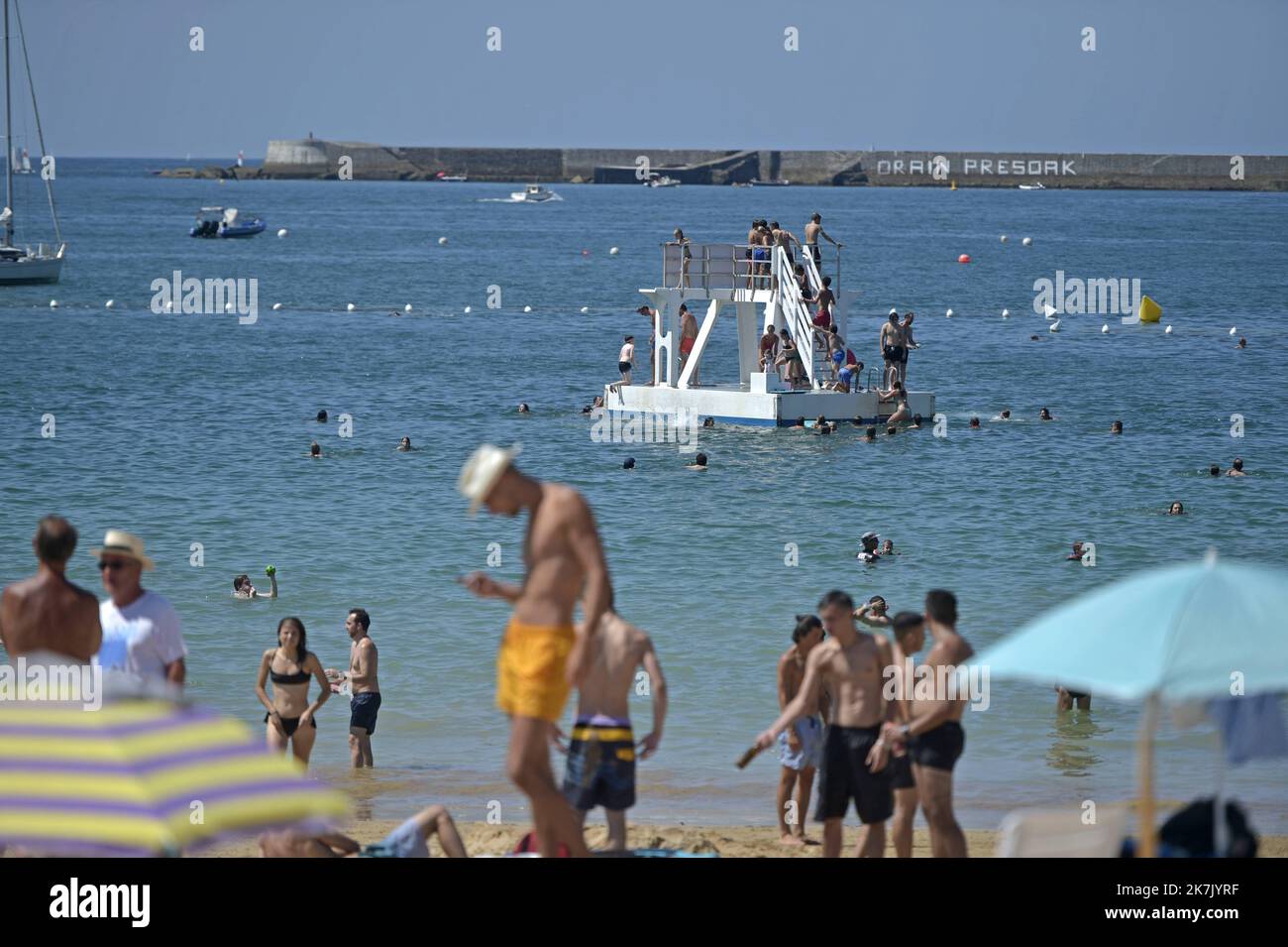 ©PHOTOPQR/Sud OUEST/Nicolas Mollo ; Saint-Jean-de-Luz ; 02/08/2022 ; Mardi 2 août 2022 Fotos Illustration de la Plage ici la Grande Plage de Saint-Jean-De-Luz - Saint Jean de Luz, Frankreich, august 2. 2022 Sommerferien der französischen atlantikküste Stockfoto