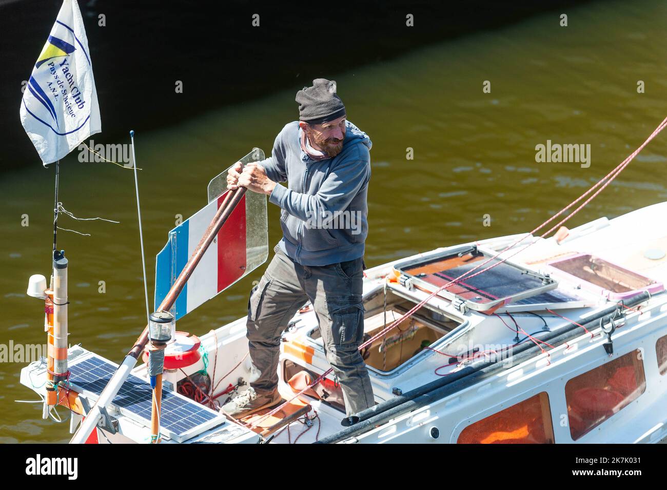 ©PHOTOPQR/OUEST FRANCE/Mathieu Pattier ; Saint Brieuc ; 06/08/2022 ; Arrivée du Skipper Yann Quénet au Port du Légué à Saint Brieuc après un Tour du monde 3 ans avec son bateau ' baluchon ' fabriqué par ses soins, la foule était nombreuse pour l'accueillir. Saint Brieuc, Frankreich, august 6. 2022 Ankunft des Skippers Yann Quénet im Hafen von Légué in Saint Brieuc nach einer 3-jährigen Weltreise mit seinem selbstgemachten "Baluchon"-Boot war die Menge groß, um ihn willkommen zu heißen. Stockfoto