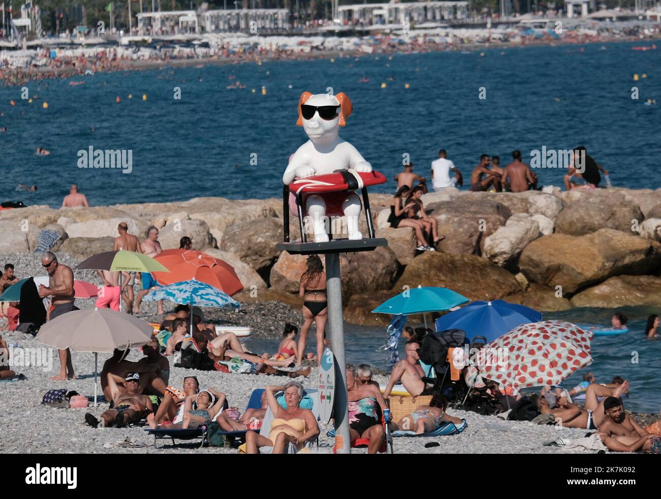 ©SERGE HAOUZI/MAXPPP - Nice en face de l hopital Lenval sur la Promenade des Anglais a Nice dans les Alpes Maritimes, les chiens dispoent d une Plage de 320 m pour se baigner et profiter en toute liberte. Les quatre pattes de tout poil ont le droit de gambader et s ebrouer a l envie apres un bon bain de mer . Elle est symboliquement delimitee par deux sculptures de Totor, un chien bien sur, souriant et farceur, Imagine par l artiste Stephane Bolongaro . Des robinets d Eau douce, des poubelles et des sacs a dejection equipent egalement les lieux. Nice le 07 Aout 2022 (Foto Serge Haouzi) Nizza Stockfoto