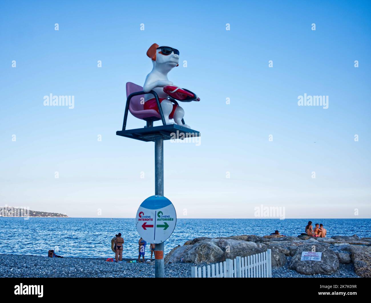 ©SERGE HAOUZI/MAXPPP - Nice en face de l hopital Lenval sur la Promenade des Anglais a Nice dans les Alpes Maritimes, les chiens dispoent d une Plage de 320 m pour se baigner et profiter en toute liberte. Les quatre pattes de tout poil ont le droit de gambader et s ebrouer a l envie apres un bon bain de mer . Elle est symboliquement delimitee par deux sculptures de Totor, un chien bien sur, souriant et farceur, Imagine par l artiste Stephane Bolongaro . Des robinets d Eau douce, des poubelles et des sacs a dejection equipent egalement les lieux. Nice le 07 Aout 2022 (Foto Serge Haouzi) Nizza Stockfoto