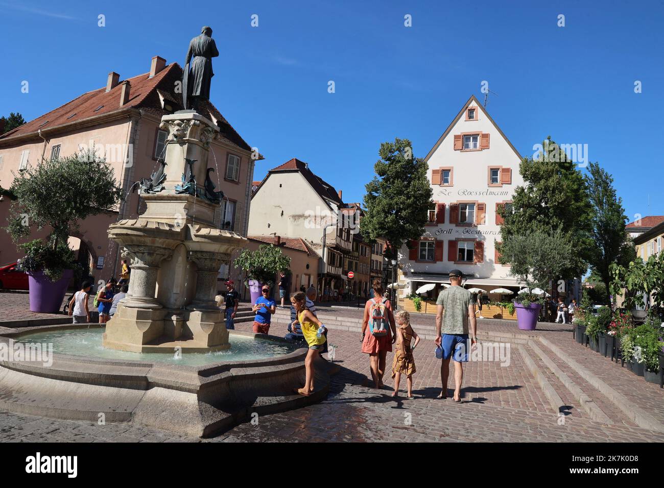 ©PHOTOPQR/L'ALSACE/Herve KIELWASSER ; Colmar ; 08/08/2022 ; UN groupe de touristes place des Six montagnes noires devant le Restaurant des Lavandières où une télé réalité chinois a été tournée . - Tourismus in Colmar, Elsass, Nordostfrankreich Stockfoto