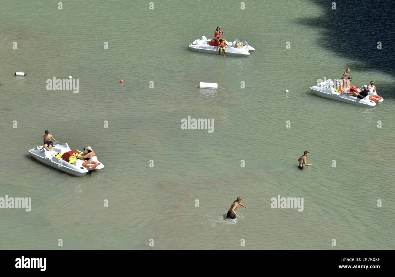 ©PHOTOPQR/NICE MATIN/RAPHAEL SCHOTT ; Aiguines ; 09/08/2022 ; Le Niveau d'Eau du Verdon étant au plus Bas, un arrété prefectoral interdit désormais la Navigation dans les Gorges du Verdon à partir du pont du Galetas à Aiguines (Var 83). Malgré cette interdiction certains touristes franchissent la ligne d'Eau (corde+bouées) qui matérialise la frontière entre Partie navigable et non navigable. La Navigation Reste possible sur le Lac de Sainte-Croix. - Verdon, Frankreich, august 2022. Dürre in Verdon, einem der turistischsten und natürlichsten Orte der Provence. Bis zum 9.. august ist es jetzt verboten, zu acce Stockfoto