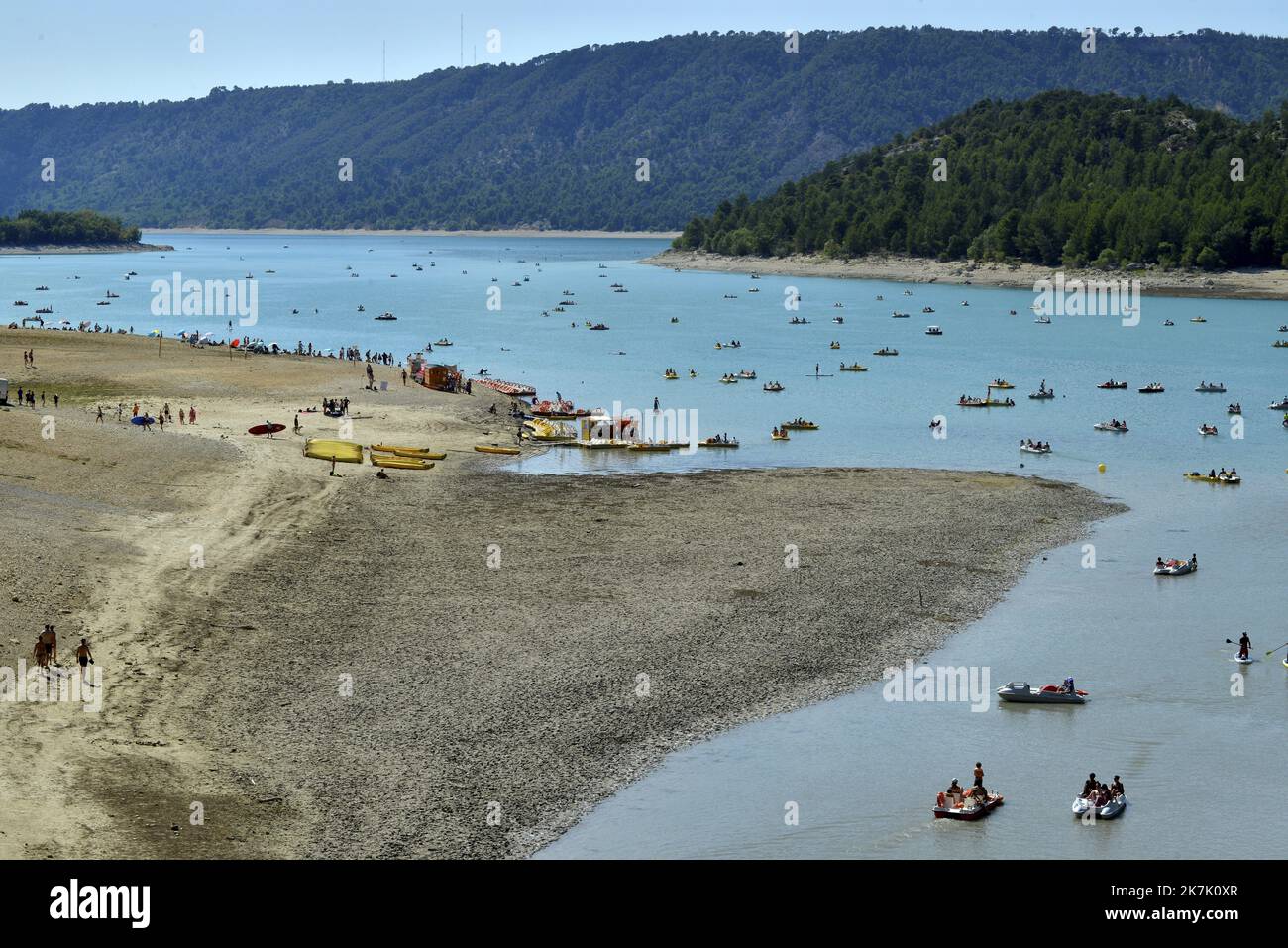 ©PHOTOPQR/NICE MATIN/RAPHAEL SCHOTT ; Aiguines ; 09/08/2022 ; Le Niveau d'Eau du Verdon étant au plus Bas, un arrété prefectoral interdit désormais la Navigation dans les Gorges du Verdon à partir du pont du Galetas à Aiguines (Var 83). Malgré cette interdiction certains touristes franchissent la ligne d'Eau (corde+bouées) qui matérialise la frontière entre Partie navigable et non navigable. La Navigation Reste possible sur le Lac de Sainte-Croix. - Verdon, Frankreich, august 2022. Dürre in Verdon, einem der turistischsten und natürlichsten Orte der Provence. Bis zum 9.. august ist es jetzt verboten, zu acce Stockfoto