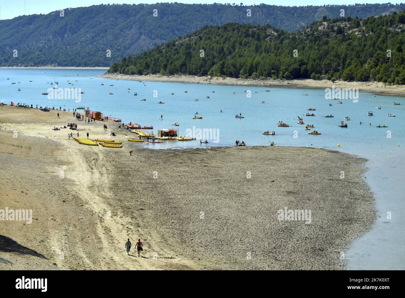 ©PHOTOPQR/NICE MATIN/RAPHAEL SCHOTT ; Aiguines ; 09/08/2022 ; Le Niveau d'Eau du Verdon étant au plus Bas, un arrété prefectoral interdit désormais la Navigation dans les Gorges du Verdon à partir du pont du Galetas à Aiguines (Var 83). Malgré cette interdiction certains touristes franchissent la ligne d'Eau (corde+bouées) qui matérialise la frontière entre Partie navigable et non navigable. La Navigation Reste possible sur le Lac de Sainte-Croix. - Verdon, Frankreich, august 2022. Dürre in Verdon, einem der turistischsten und natürlichsten Orte der Provence. Bis zum 9.. august ist es jetzt verboten, zu acce Stockfoto