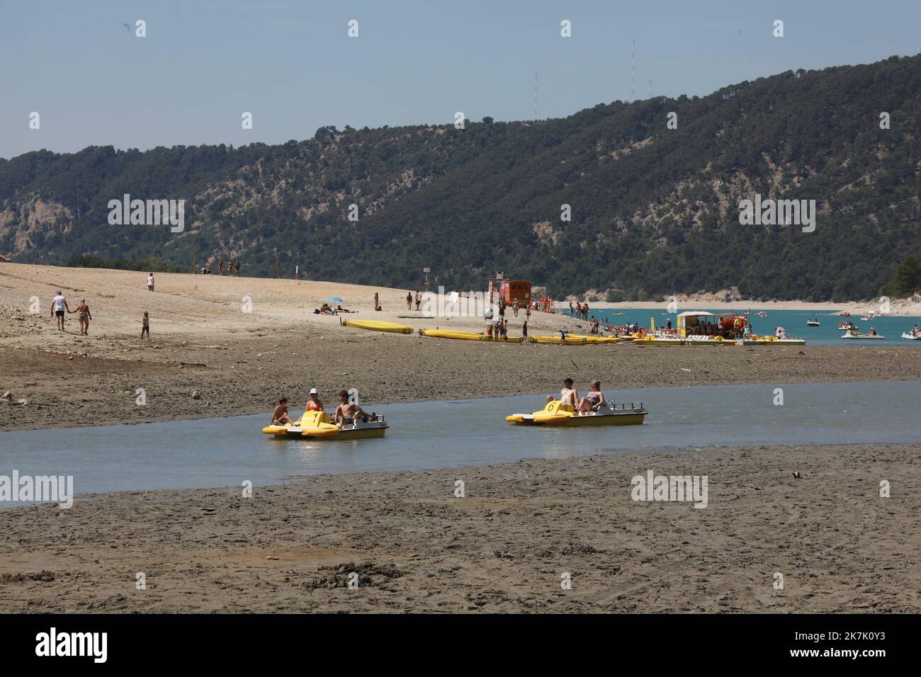 ©PHOTOPQR/LA PROVENCE/DUCLET Stéphane ; Moustiers-Sainte-Marie ; 09/08/2022 ; Secheresse au Niveau du pont du Galetas, entrée des Gorges du Verdon. 'La baignade et la remontée de toutes les embarcations dans les Gorges du Verdon en amont du pont du Galetas sont interdites' indiquent le site Internet des préfectures des Alpes-de-Haute-Provence et du Var en date du 5 août. La fermeture des Gorges est matérialisée par une ligne de bouées. Cette décision a été pry 'vu le déficit hydrique exceptionnel de l’année 2022 engendrant un marnage important des eaux de la retenue'. - Verdon, Frankreich, augu Stockfoto