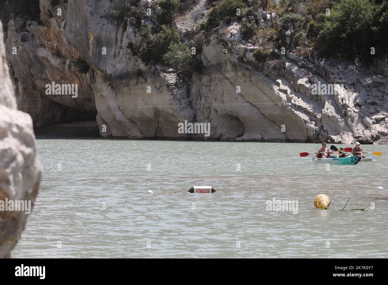 ©PHOTOPQR/LA PROVENCE/DUCLET Stéphane ; Moustiers-Sainte-Marie ; 09/08/2022 ; Secheresse au Niveau du pont du Galetas, entrée des Gorges du Verdon. 'La baignade et la remontée de toutes les embarcations dans les Gorges du Verdon en amont du pont du Galetas sont interdites' indiquent le site Internet des préfectures des Alpes-de-Haute-Provence et du Var en date du 5 août. La fermeture des Gorges est matérialisée par une ligne de bouées. Cette décision a été pry 'vu le déficit hydrique exceptionnel de l’année 2022 engendrant un marnage important des eaux de la retenue'. - Verdon, Frankreich, augu Stockfoto