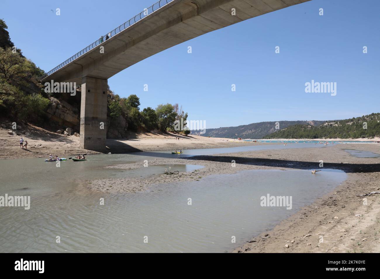 ©PHOTOPQR/LA PROVENCE/DUCLET Stéphane ; Moustiers-Sainte-Marie ; 09/08/2022 ; Secheresse au Niveau du pont du Galetas, entrée des Gorges du Verdon. 'La baignade et la remontée de toutes les embarcations dans les Gorges du Verdon en amont du pont du Galetas sont interdites' indiquent le site Internet des préfectures des Alpes-de-Haute-Provence et du Var en date du 5 août. La fermeture des Gorges est matérialisée par une ligne de bouées. Cette décision a été pry 'vu le déficit hydrique exceptionnel de l’année 2022 engendrant un marnage important des eaux de la retenue'. - Verdon, Frankreich, augu Stockfoto