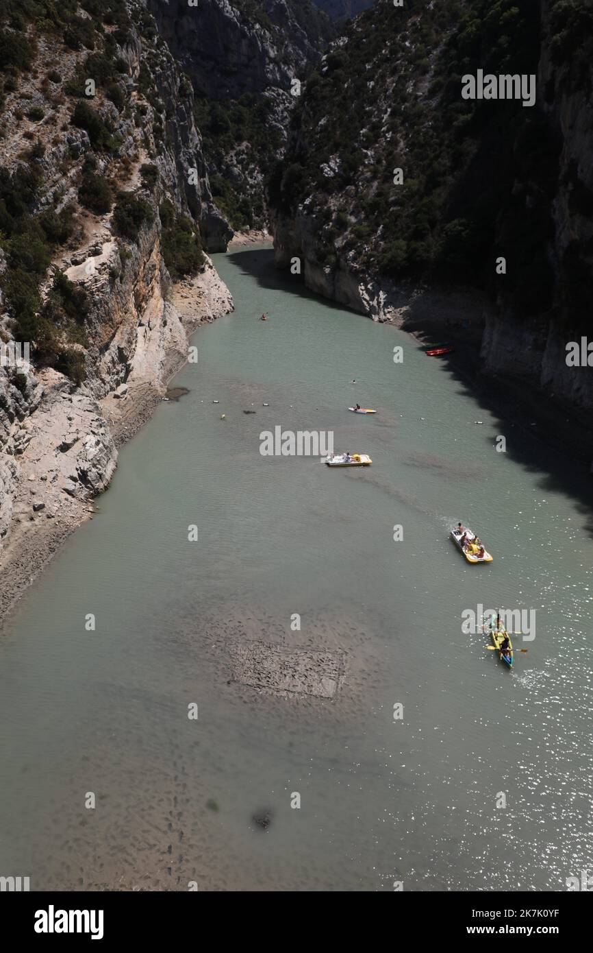 ©PHOTOPQR/LA PROVENCE/DUCLET Stéphane ; Moustiers-Sainte-Marie ; 09/08/2022 ; Secheresse au Niveau du pont du Galetas, entrée des Gorges du Verdon. 'La baignade et la remontée de toutes les embarcations dans les Gorges du Verdon en amont du pont du Galetas sont interdites' indiquent le site Internet des préfectures des Alpes-de-Haute-Provence et du Var en date du 5 août. La fermeture des Gorges est matérialisée par une ligne de bouées. Cette décision a été pry 'vu le déficit hydrique exceptionnel de l’année 2022 engendrant un marnage important des eaux de la retenue'. - Verdon, Frankreich, augu Stockfoto