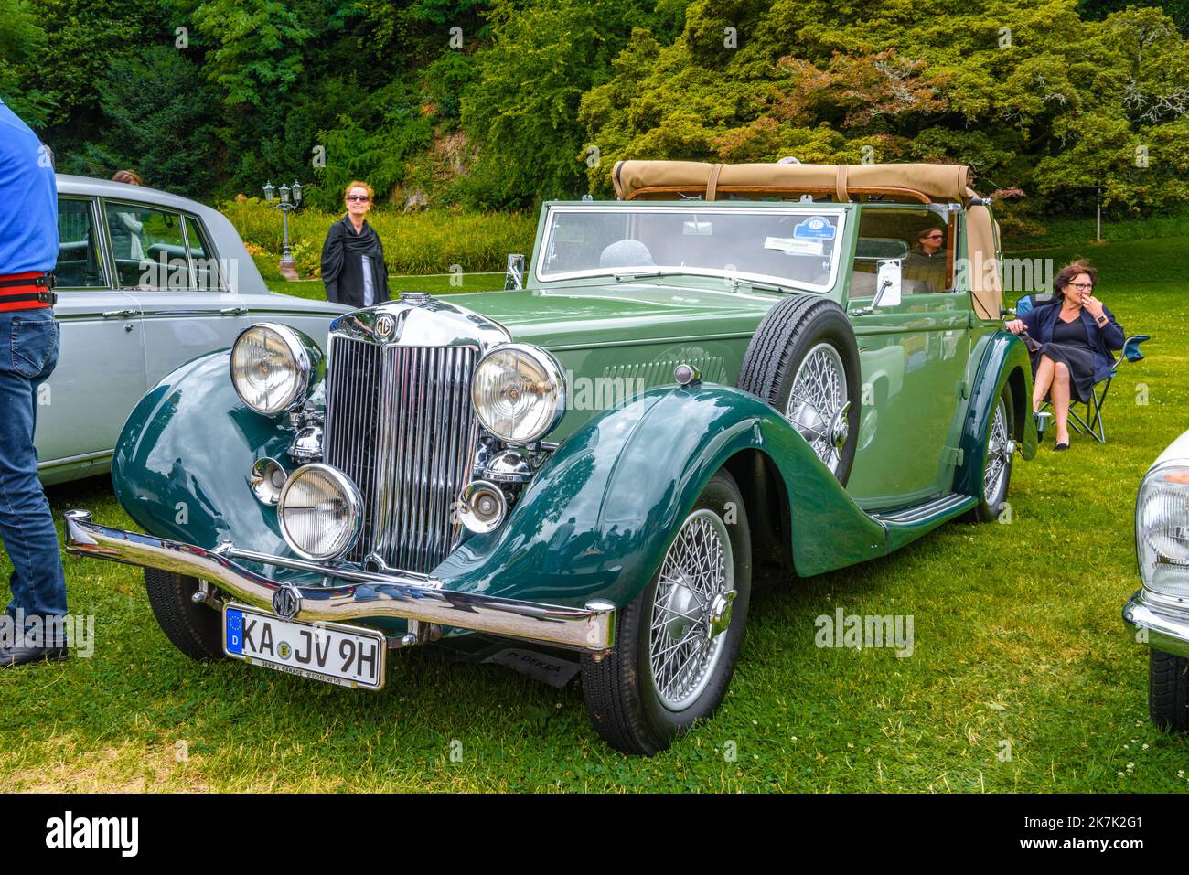 BADEN BADEN, DEUTSCHLAND - JULI 2019: Green MG MORRIS WA 1938 1939 Cabrio Roadster, Oldtimer-Treffen im Kurpark. Stockfoto