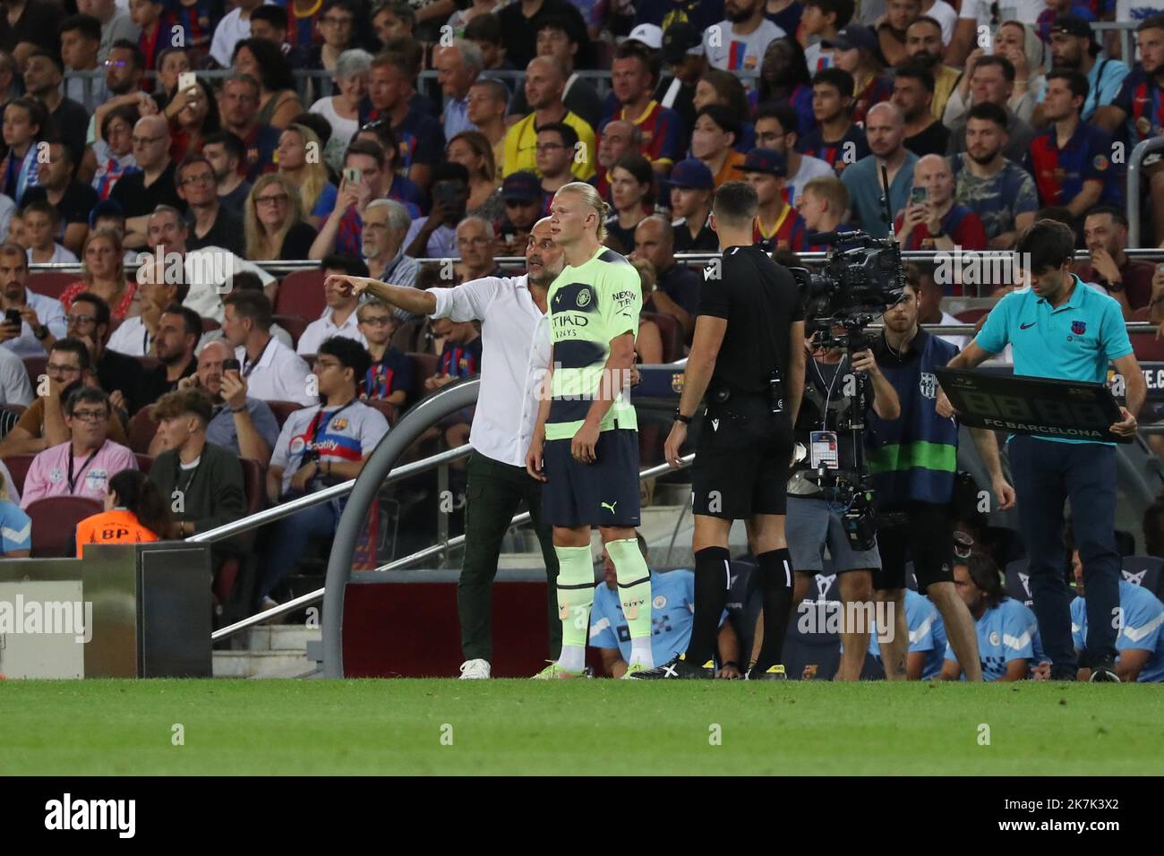 ©Manuel Blondau/AOP Press/MAXPPP - 24/08/2022 Barcelona Pep Guardiola Manager von Manchester City spricht mit Erling Haaland von Manchester City während des Freundschaftsspiel zwischen dem FC Barcelona und Manchester City am 24. August 2022 im Camp Nou Stadium in Barcelona, Spanien. Stockfoto