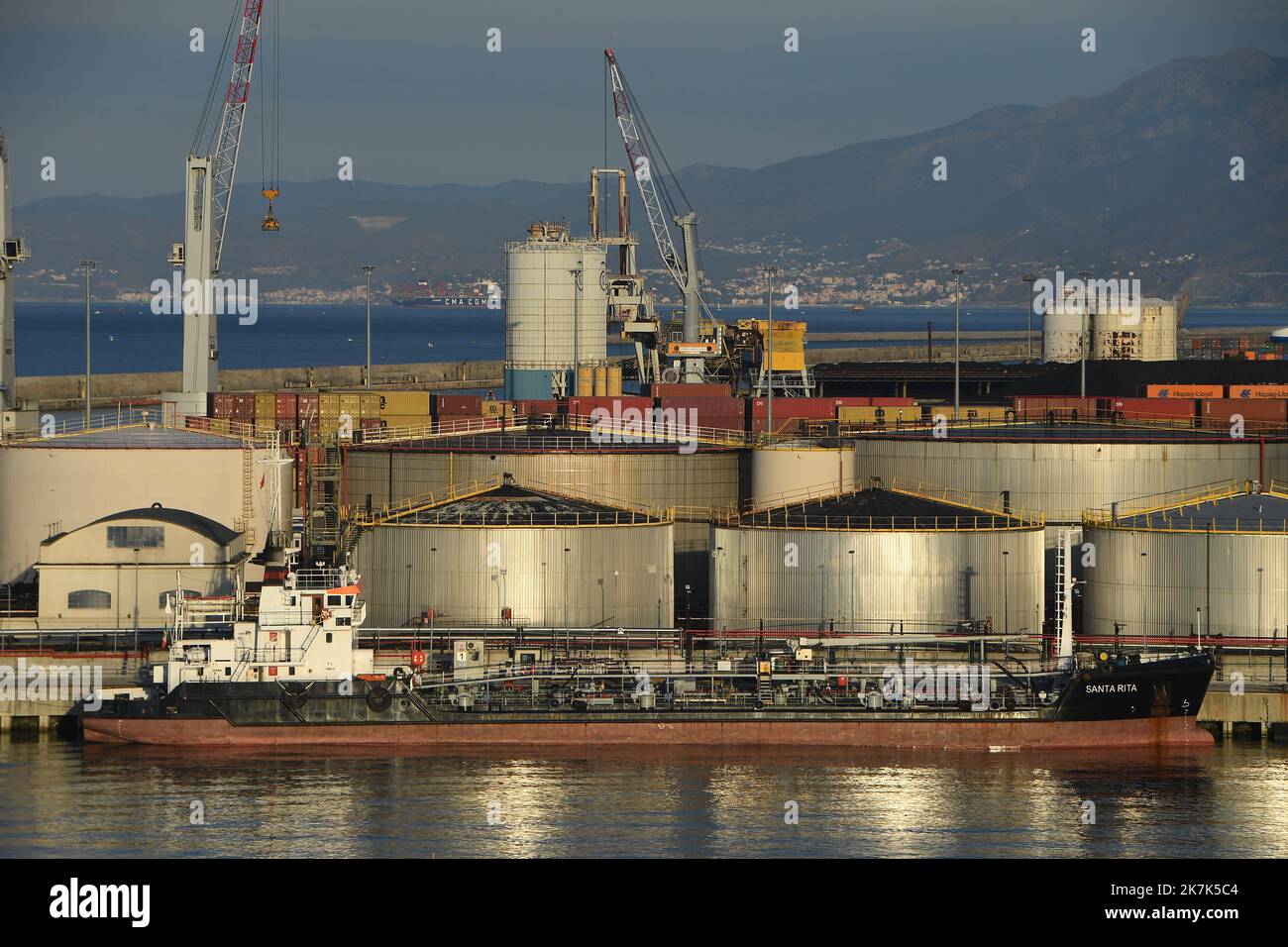 ©Mourad ALLILI/MAXPPP - 14/08/2022 der Hafen von Genua ist, in Bezug auf Raum und Verkehr, der größte industrielle und kommerzielle Hafen in Italien GENE EN ITALIE Stockfoto