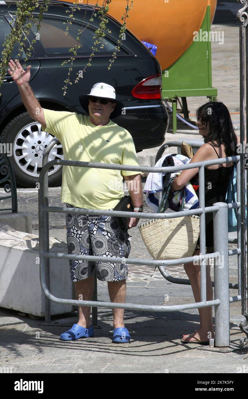 ©fglories/MAXPPP - 27/07/2009 US der Schauspieler Jack Nicholson (in einem sommerlichen Outfit), der mit seinem Freund Willy Rizzo und seiner Familie im Urlaub ist, genießt die Sonne und das Meer. Juli 27 2011. -STOCK FOTOS- Stockfoto