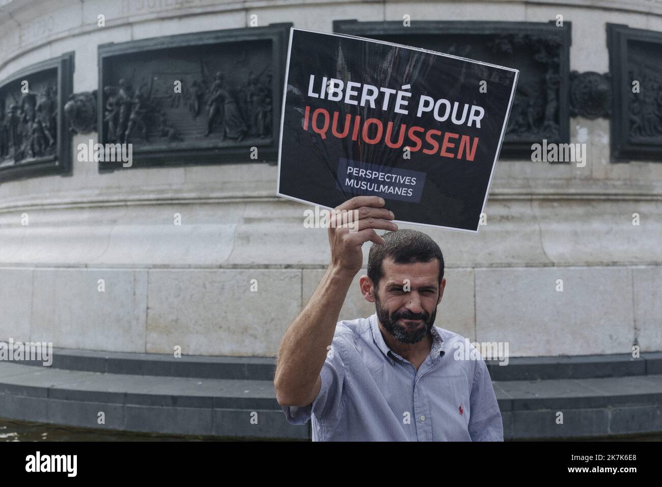 ©Jan Schmidt-Whitley/Le Pictorium/MAXPPP - Paris 03/09/2022 Jan Schmidt-Whitley/Le Pictorium - 3/9/2022 - Frankreich / Paris 10 / Paris - Une centaine de personnes se sont rassemblee Place de la Republique le samedi 3 septembre 2022 pour Protester contre l'Expression de l'Iman Iquioussen a l'Appel du collectif Musultif. / 3/9/2022 - Frankreich / Paris 10. District (10. Arrondissement von Paris) / Paris - am Samstag, dem 3. September 2022, versammelten sich hundert Menschen auf dem Place de la Republique, um gegen die Ausweisung von Iman Iquioussen auf Aufruf des Kollektivs Muslim Perspectives zu protestieren. Stockfoto