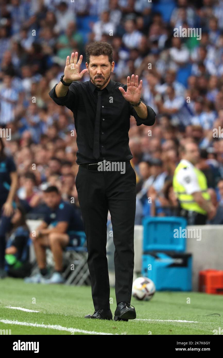 ©Manuel Blondau/AOP Press/MAXPPP - 03/09/2022 San Sebastian Diego Simeone Manager von Atletico de Madrid spricht mit Axel Witsel von Atletico de Madrid während des Fußballspiels der Liga zwischen Real Sociedad und Atletico de Madrid am 03. September 2022 in der reale Arena in San Sebastian, Spanien. Stockfoto