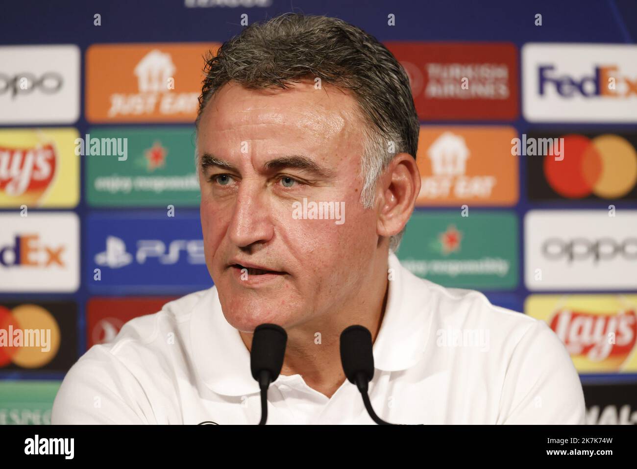 ©PHOTOPQR/LE PARISIEN/olivier corsan ; Paris ; 05/09/2022 ; Paris, Frankreich, le 5 septembre 2022. Conférence de Presse de KylianMbappé (survêtement foncé) et Christophe Galtier (Polo Blanc) au Parc des Princes avant la rencontre qui oppposera leur Club, le Paris Saint-Germain PSG, à la Juventus de Turin en ligue des Champions ou Champions League Foto : LP /Olivier Corsan - Paris, Frankreich, Sept. 5. 2022. Pressekonferenz der PSG vor dem Champions-League-Spiel gegen Juventus. Schlechtes Buzz für -Galtier und -Mbappé : -Galtier lacht über die Frage, ob PSG Zugfahrten in Betracht ziehen sollte, um zu helfen Stockfoto