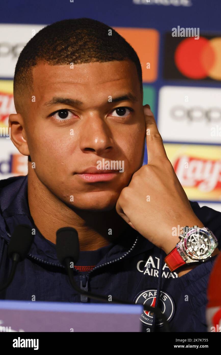 ©PHOTOPQR/LE PARISIEN/olivier corsan ; Paris ; 05/09/2022 ; Paris, Frankreich, le 5 septembre 2022. Conférence de Presse de Kylian Mbappé (survêtement foncé) et ChristopheGaltier (Polo Blanc) au Parc des Princes avant la rencontre qui oppposera leur Club, le Paris Saint-Germain PSG, à la Juventus de Turin en ligue des Champions ou Champions League Foto : LP /Olivier Corsan - Paris, Frankreich, Sept. 5. 2022. Pressekonferenz der PSG vor dem Champions-League-Spiel gegen Juventus. Schlechtes Buzz für -Galtier und -Mbappé : -Galtier lacht über die Frage, ob PSG Zugfahrten in Betracht ziehen sollte, um zu helfen Stockfoto