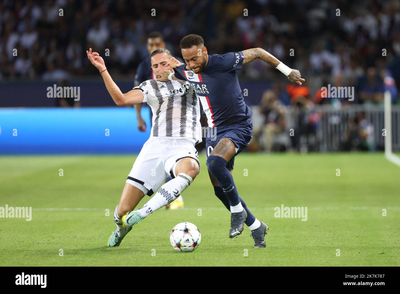 ©PHOTOPQR/LE PARISIEN/LP / ARNAUD JOURNOIS ; PARIS ; 06/09/2022 ; FUSSBALL , LIGUE DES CHAMPIONS , PHASE DE GROUPE , 1ERE JOURNEE , 06/09/2022 PARIS PARC DES PRINCES / PARIS SG - JUVENTUS TURIN ADRIEN RABIOT ET NEYMAR FOTO LP/ARNAUD JOURNOIS FOTO LP/ARNAUD JOURNOIS Stockfoto