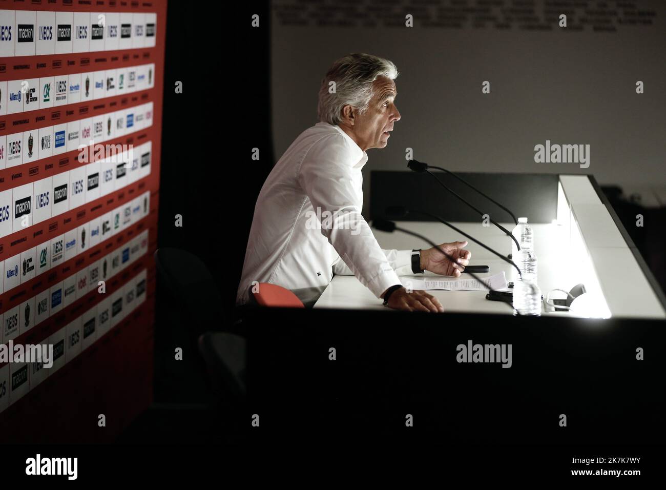 ©PHOTOPQR/NICE MATIN/Dylan Meiffret ; Nizza ; 09/09/2022 ; Conference de Presse de Jean-Pierre Rivere, President de l'OGC nice, reagissant aux debordement du match Nizza Köln . Nizza, Frankreich, Sept. 9. 2022. Pressekonferenz von Jean Pierre Riviere, nach den Gewalten während des UEFA-Spiels zwischen Nizza und Köln Stockfoto