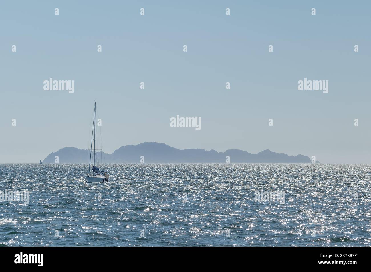 segelyacht im Sommer mit Cies-Inseln in Spanien am Horizont Stockfoto
