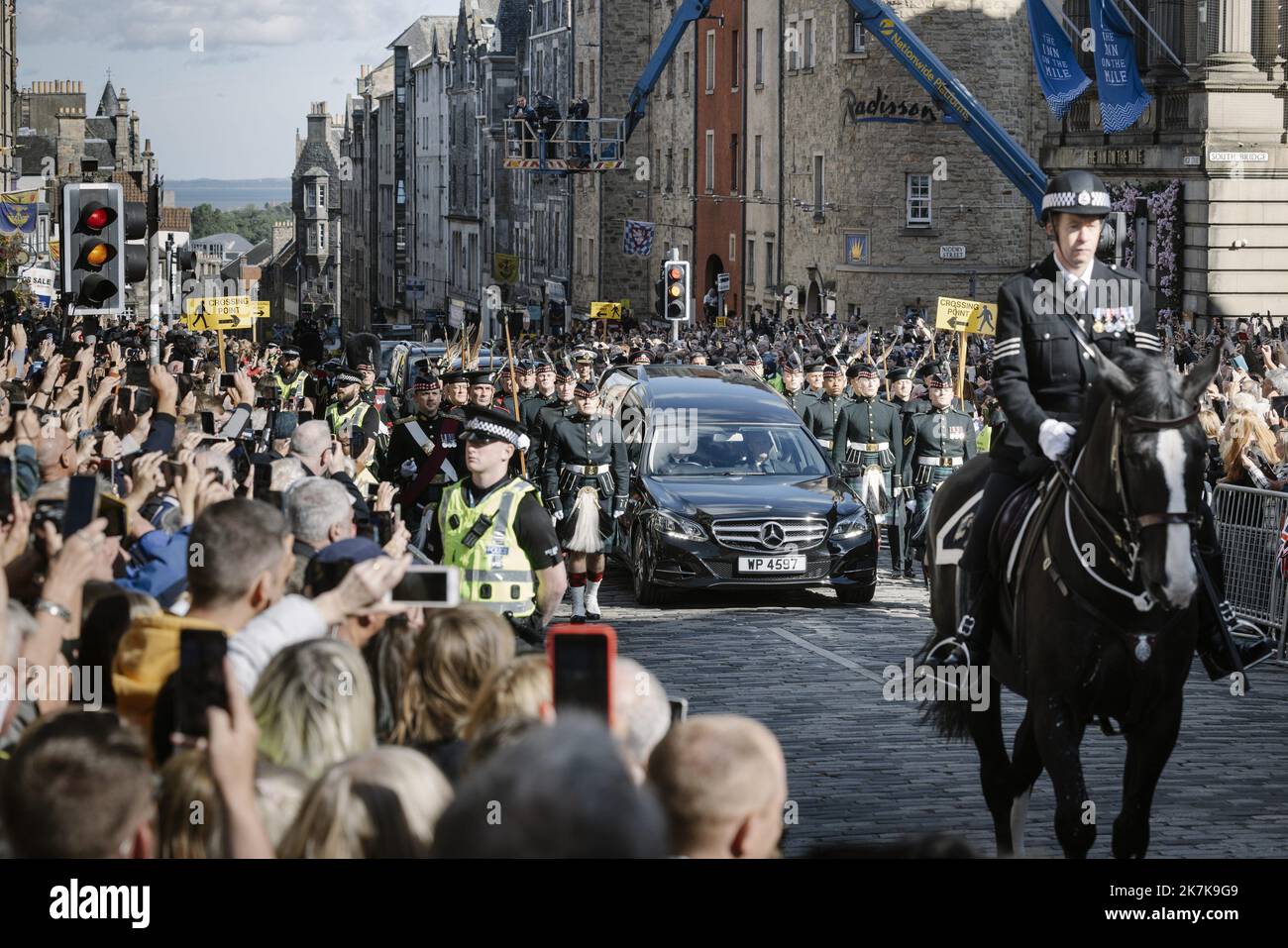 ©PHOTOPQR/LE PARISIEN/ARNAUD DUMONTIER ; EDIMBOURG ; 12/09/2022 ; Großbritannien - Ecosse - Edimbourg - Lundi 12 septembre 2022 Arrivée de la Procession du Château de Holyrood jusqu'à la Cathédrale Saint-Gilles du cercueil de La reine Elizabeth II suivi par le roi Charles III © Arnaud Dumontier pour Le Parisien - Edimbourg, Schottland, sept 12. 2022 Gebet und Reflexion für das Leben von Königin Elizabeth II. In der St. Giles' Cathedral, Edinburgh. Stockfoto