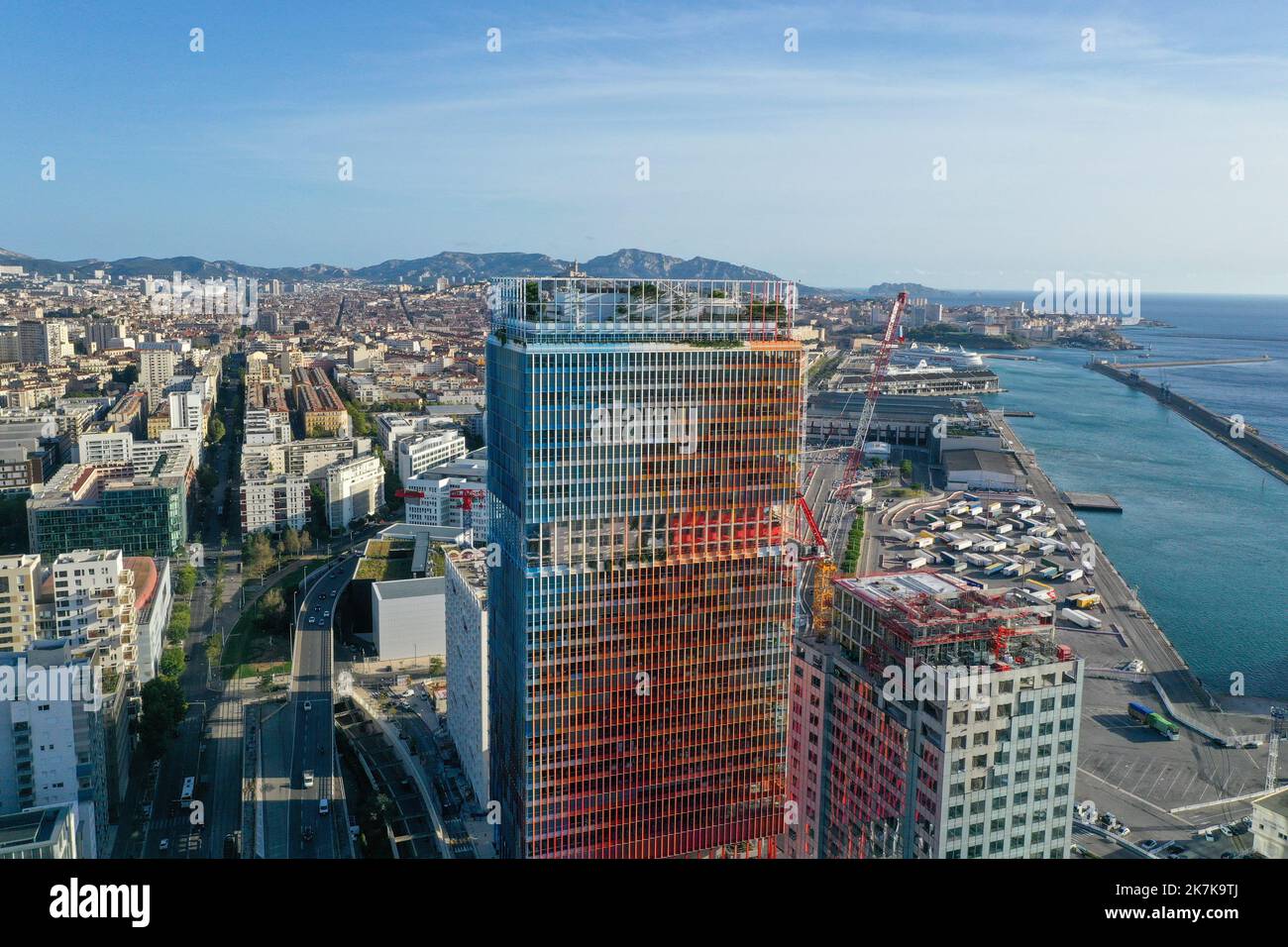 ©Gilles Bader / Le Pictorium/MAXPPP - Marseille 05/09/2022 Gilles Bader / Le Pictorium - 5/9/2022 - Frankreich / Bouches-du-Rhone / Marseille - La Skyline de Marseille en pry de vue par drone. / 5/9/2022 - Frankreich / Bouches-du-Rhone / Marseille - die Skyline von Marseille mit Drohne. Stockfoto