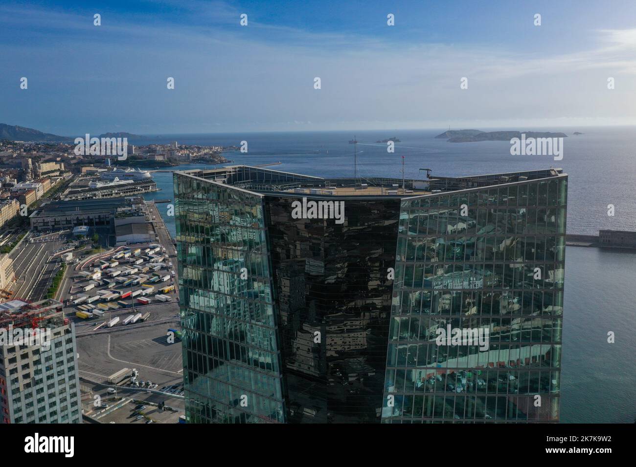 ©Gilles Bader / Le Pictorium/MAXPPP - Marseille 05/09/2022 Gilles Bader / Le Pictorium - 5/9/2022 - Frankreich / Bouches-du-Rhone / Marseille - La Skyline de Marseille en pry de vue par drone. / 5/9/2022 - Frankreich / Bouches-du-Rhone / Marseille - die Skyline von Marseille mit Drohne. Stockfoto