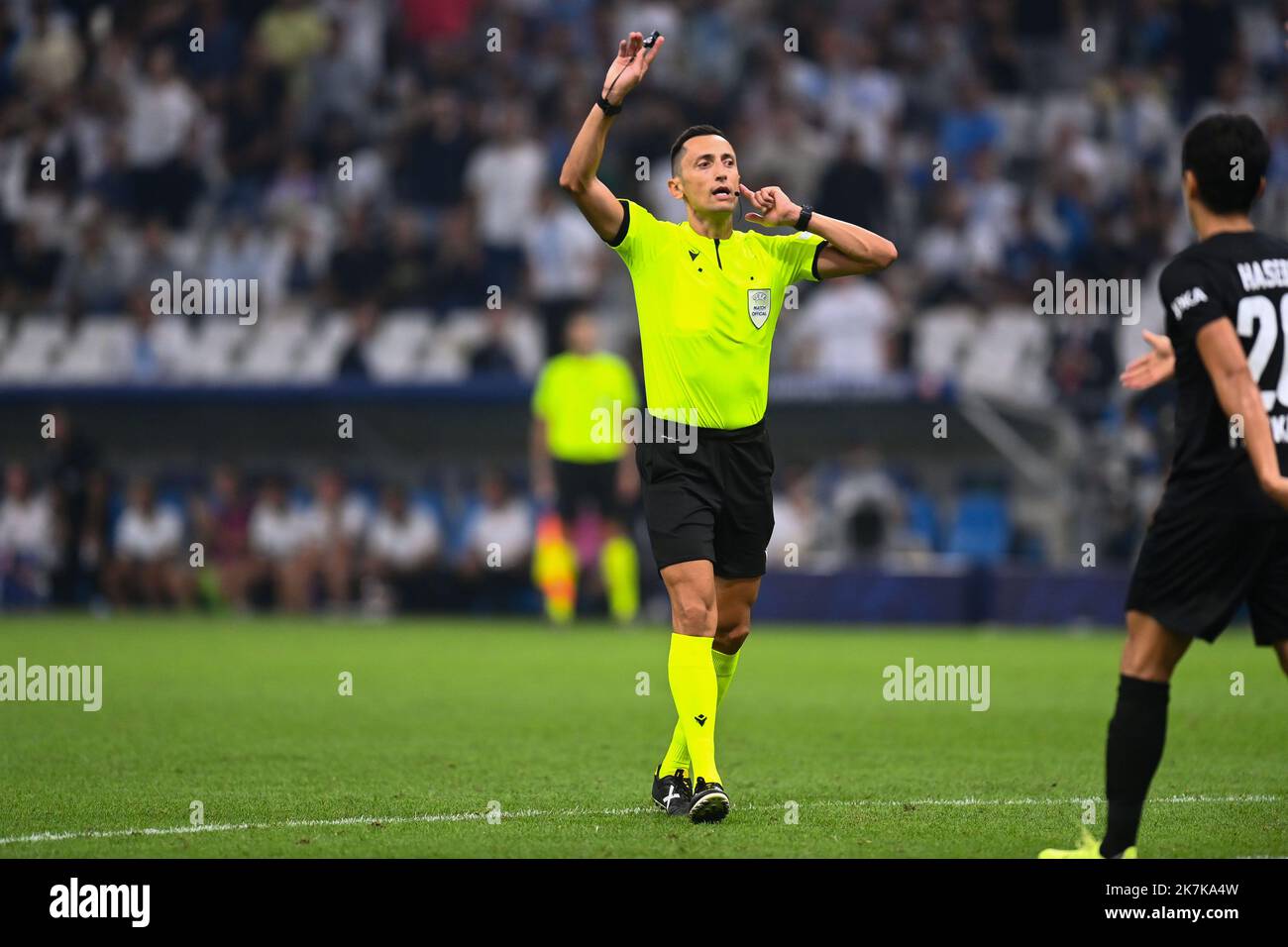 ©Alexandre Dimou/ALEXPRESS/MAXPPP - 13/09/2022 / Frankreich / Marseille / Sport / Fußball / Champions League / Marseille - Frankfort / Jose-Maria SANCHEZ Schiedsrichter hören VAR Stockfoto