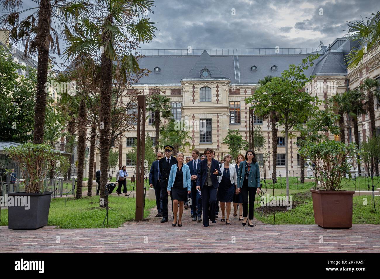 @ Pool/ Aurelien Morissard/Maxppp, Frankreich, paris, 2022/09/14 die französische Premierministerin Elisabeth Borne (1L), die Präsidentin des BnF, Laurence Engel (C) und die französische Kulturministerin Rima Abdul-Malak (1R), Ankunft im Museum der neu renovierten Bibliotheque Nationale de France in Paris vor der Wiedereröffnung des Richelieu-Geländes der Bibliotheque nationale de France am 17. September 2022 nach mehr als zehn Jahren Renovierung Stockfoto