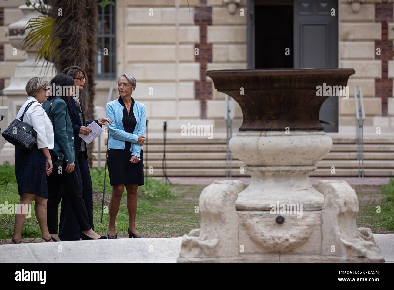 @ Pool/ Aurelien Morissard/Maxppp, Frankreich, paris, 2022/09/14 die französische Premierministerin Elisabeth Borne (4R), die Präsidentin des BnF, Laurence Engel (3R) und die französische Kulturministerin Rima Abdul-Malak (2R), Ankunft im Museum der neu renovierten Bibliotheque Nationale de France in Paris vor der Wiedereröffnung des Richelieu-Geländes der Bibliotheque nationale de France am 17. September 2022 nach mehr als zehn Jahren Renovierung Stockfoto