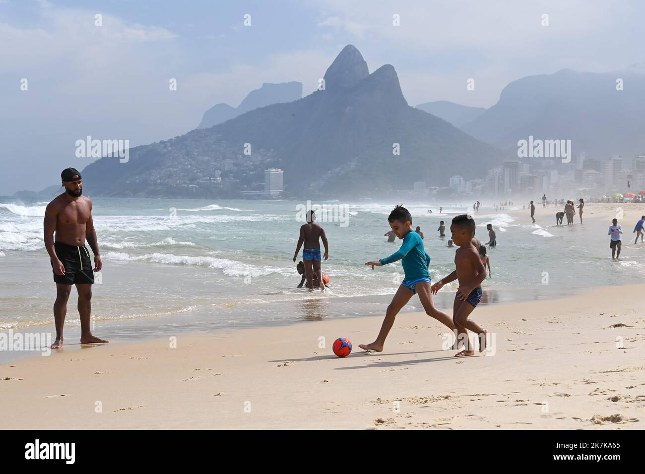 ©PHOTOPQR/OUEST FRANCE/Franck Dubray ; Rio de Janeiro ; 17/08/2022 ; Reportage au Brésil quelques semaines avant l' élection présidentielle. La ville de Rio de Janeiro la Plage d' Ipanema Scène de la vie quotidienne avec commerces, sans domiziles fixes sdf (Foto Franck Dubray) Stockfoto