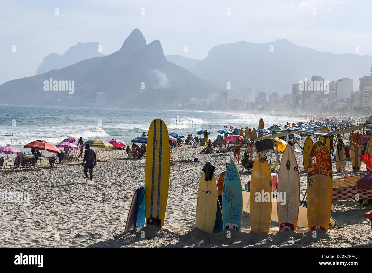 ©PHOTOPQR/OUEST FRANCE/Franck Dubray ; Rio de Janeiro ; 17/08/2022 ; Reportage au Brésil quelques semaines avant l' élection présidentielle. La ville de Rio de Janeiro la Plage d' Ipanema Scène de la vie quotidienne avec commerces, sans domiziles fixes sdf (Foto Franck Dubray) Stockfoto