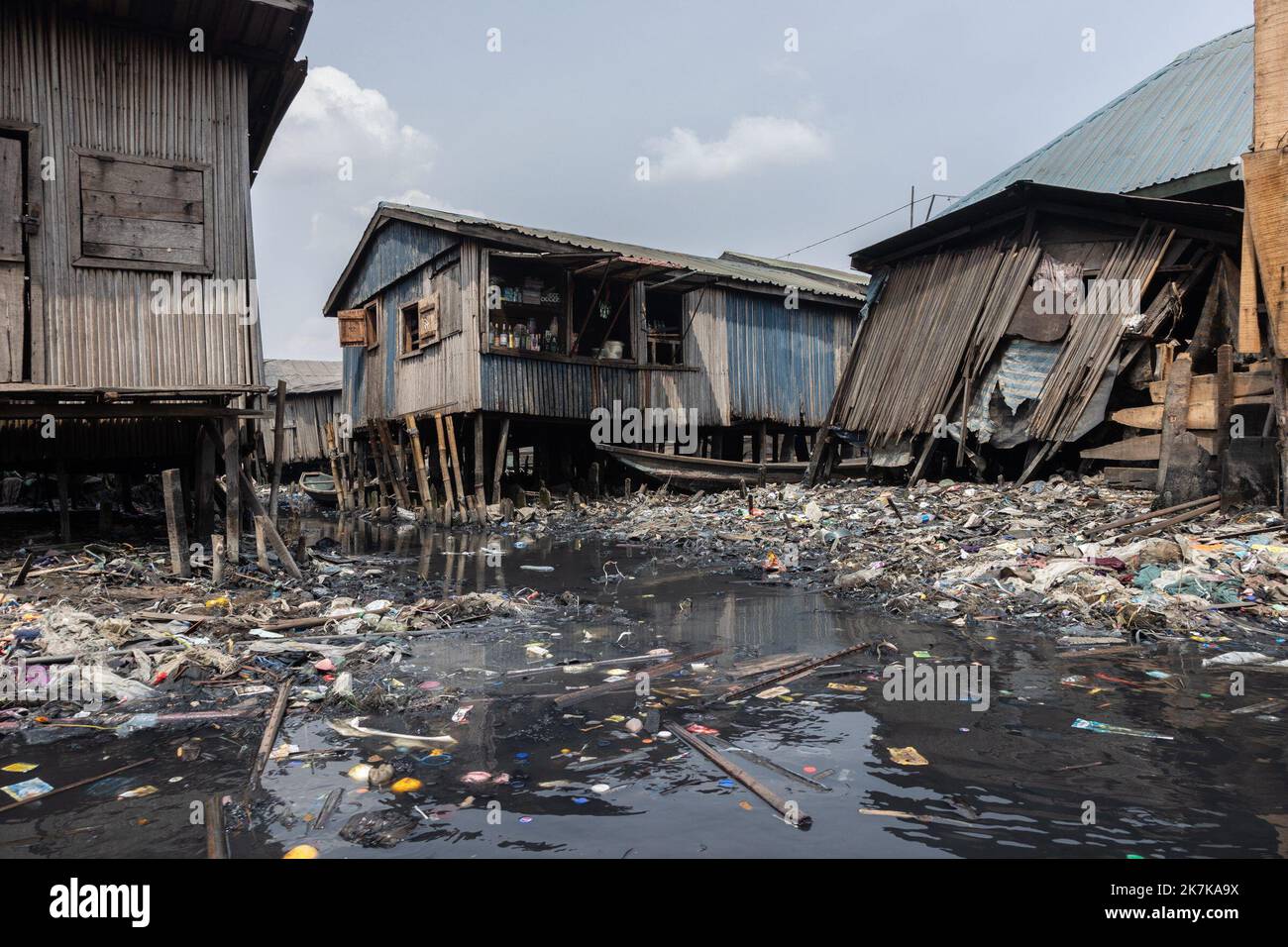 ©Sadak Souici / Le Pictorium/MAXPPP - Lagos 18/01/2022 Sadak Souici / Le Pictorium - 18/1/2022 - Nigeria / Lagos - Partout a travers le bidonville, des cartons d'emballage de poissons surgeles a l'autre bout du monde flottent a la surface d'une eau noire parsemee de dechets, makoko, Lagos, 18/01/2022 / 18/1/2022 - Nigeria / Lagos - im Slum schweben Kartons mit gefrorenen Fischen von der anderen Seite der Welt auf der Oberfläche von schwarzem Wasser, das mit Müll, verfaulenden Tieren und menschlichen Exkrementen übersät ist.Makoko, Lagos, 18/01/2022 Stockfoto