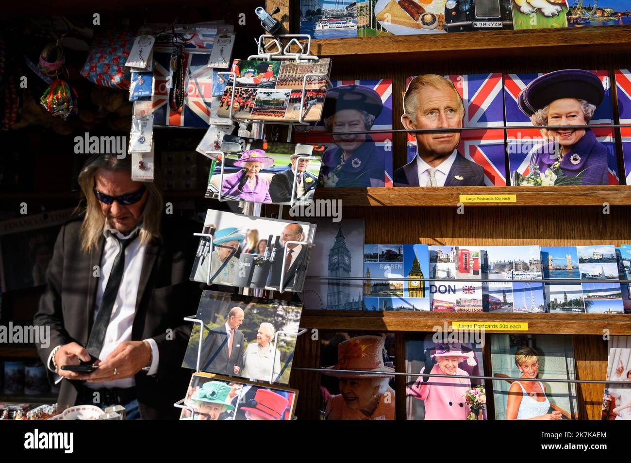 ©Julien Mattia / Le Pictorium/MAXPPP - Londres 14/09/2022 Julien Mattia / Le Pictorium - 14/9/2022 - Royaume-Uni / Londres / Londres - Goodies a l'effigie de la reine Elisabeth II et du nouveau ROI d'Angleterre, Charles III, a Londres, le 14 Septembre 2022 / 14/9/2022 - Vereinigtes Königreich / London / London - Goodies mit dem Bildnis von Königin Elizabeth II. Und dem neuen König von England, Charles III., in London, 14. September 2022 Stockfoto