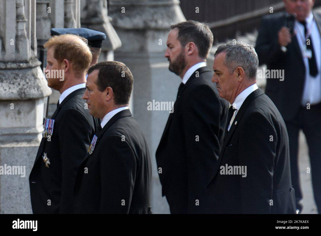 ©Julien Mattia / Le Pictorium/MAXPPP - Londres 14/09/2022 Julien Mattia / Le Pictorium - 14/9/2022 - Royaume-Uni / Londres / Londres - Harry de Sussex et le Le duc d'York, Andrew arrivent derriere le cercueil de la reine Elisabeth II lors de la Prozession de Buckingham a Westminster Hall, A Londres, le 14 Septembre 2022 / 14/9/2022 - Vereinigtes Königreich / London / London - Harry von Sussex und der Herzog von York, Andrew, kommen am 14. September 2022 während der Prozession von Buckingham zur Westminster Hall in London hinter dem Sarg von Königin Elizabeth II. An Stockfoto